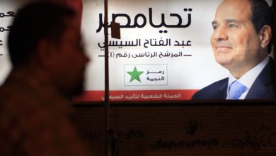 لافتة حملة دعائية للفريق السابق والرئيس الحالي عبد الفتاح السيسي خلال انتخابات الرئاسة المصرية عام 2014، مكتوب عليها «تحيا مصر»، القاهرة، 6 مايو 2014. رويترز، عمرو عبدالله دلش.
