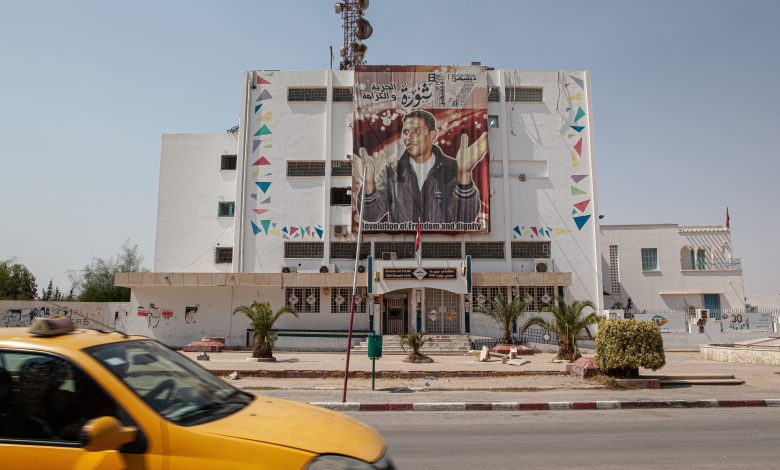 لوحة إعلانية في سيدي بوزيد، تونس، تُجسّد محمد البوعزيزي، الذي أشعل النار في جسده وأطلق شرارة الانتفاضات في العالم العربي، 6 أغسطس 2017. المصدر: سيباستيان كاستلييه عبر شاترستوك.